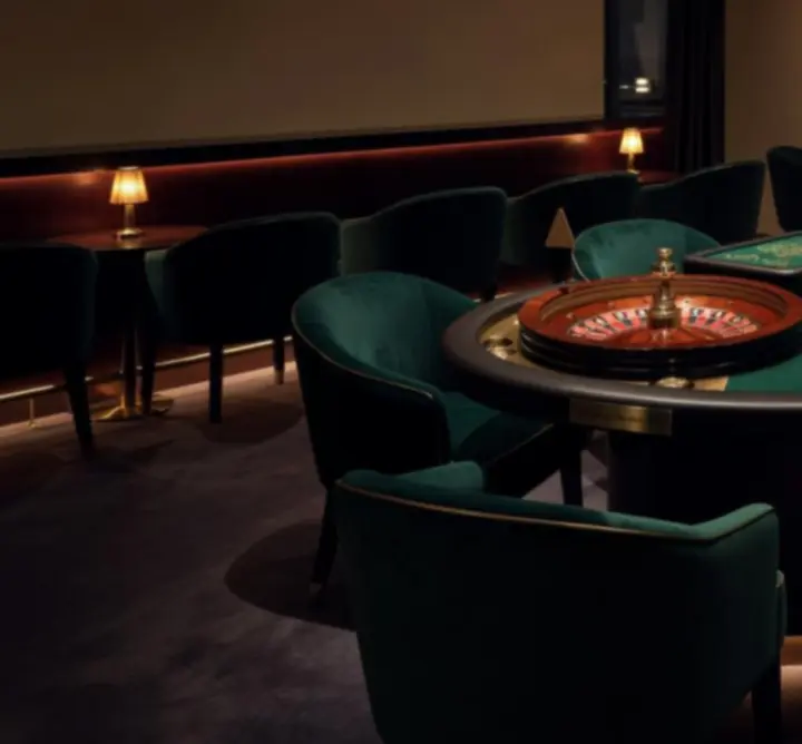 Diskretna casino večer s elegantno osvijetljenim stolovima