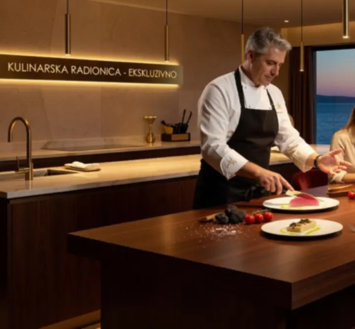Chef drži kulinarsku radionicu za goste u luksuznoj kuhinji Paradise Royale