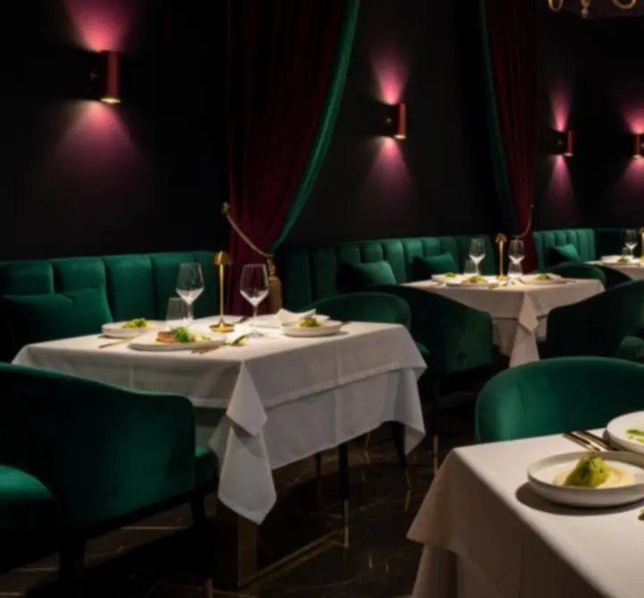 Cinematic interijer restorana Paradise Royale s toplim osvjetljenjem i elegantnim stolovima