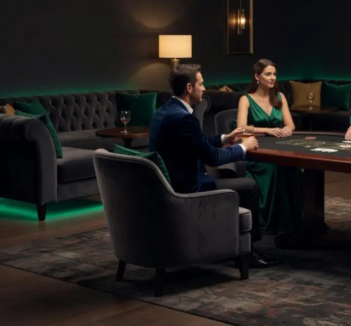 Casino stol u loungeu tijekom večeri s diskretnim osvjetljenjem i žetonima.